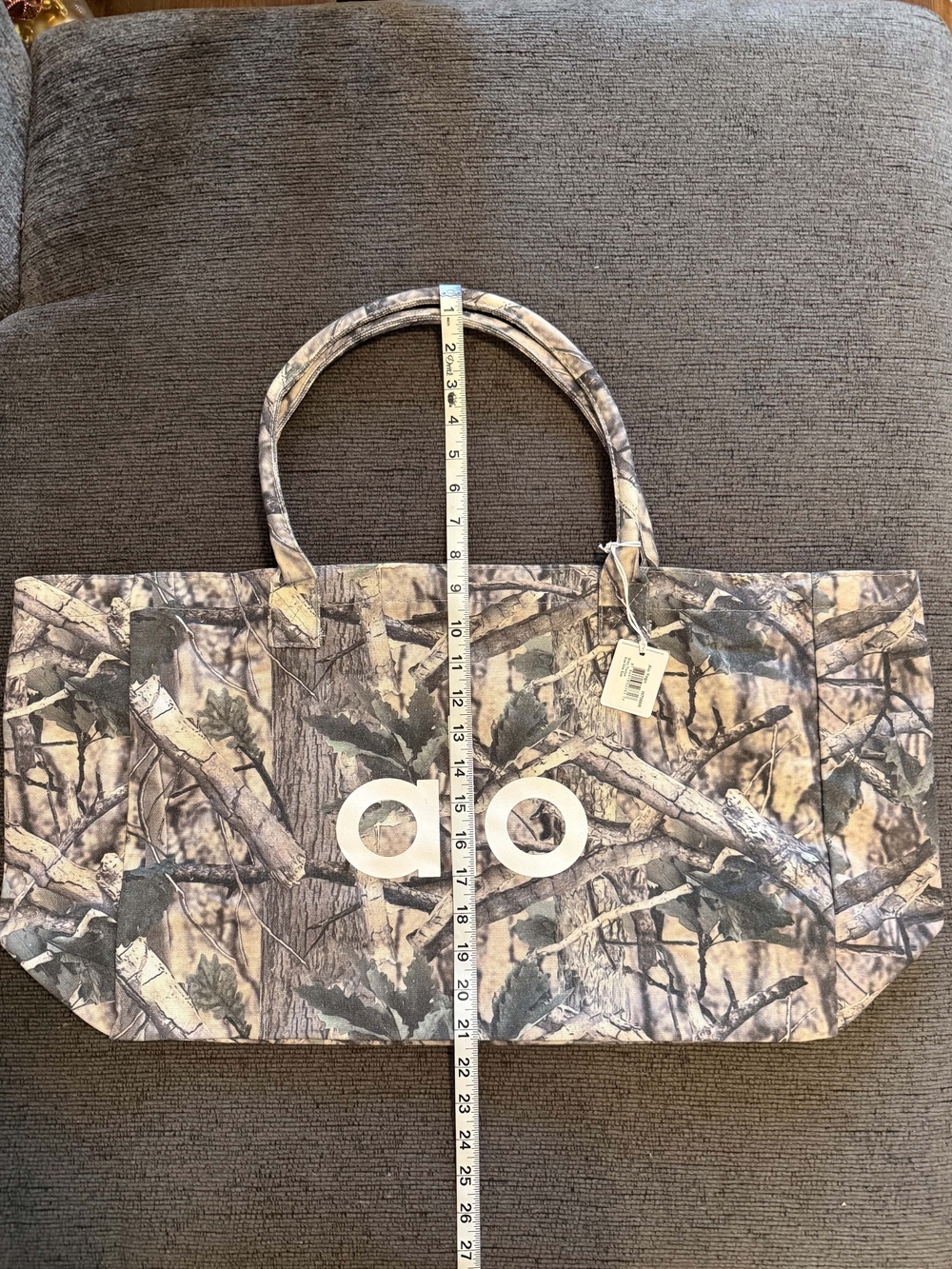 ALO Yoga Women's Grey Camouflage Tote Bag - Picture 6 of 7